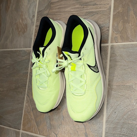 Men's Nike Legend Essential 3 NN Sneakers - Picture 11 of 15